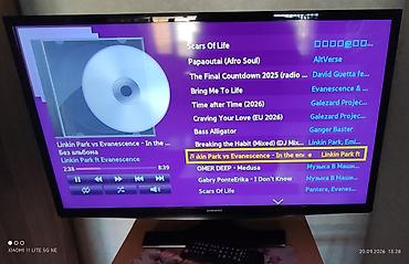 Televizorlar: Samsung LED televizor, təxminən 40–43 düym ekran (16:9). Aşağıdakı — 4