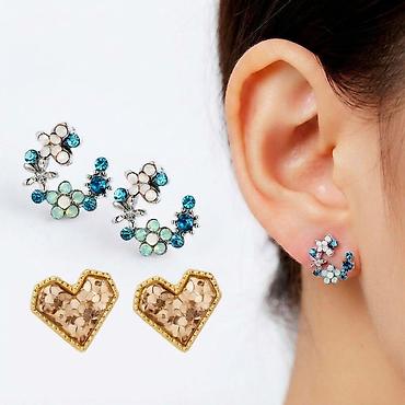 Серьги сөйкөлөр - гвоздики Г в форме сердца — стильный акцент, который at lalafo.kg Серьги сөйкөлөр - гвоздики Г в форме сердца — стильный акцент, который