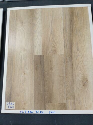 Linoleum: Laminat döşəmə panelləri — təbii ağac fakturalı, açıq-qəhvəyi