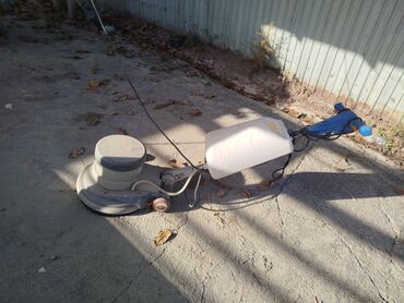 полировичный машинка: Однодисковая поломоечная/полировальная машина с баком для воды/химии