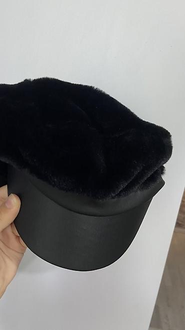 Qara rəngli unisex papaq – süni xəz üst hissə və dəri görünümlü