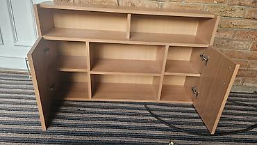 Furniture: TV/Hi-Fi komoda od svetlog drveta (iverica/laminat) sa mnogo prostora — 2