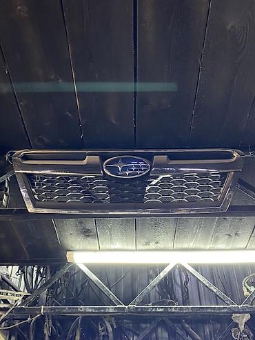 Решётка радиатора Subaru с фирменной эмблемой. Оригинальный стильный