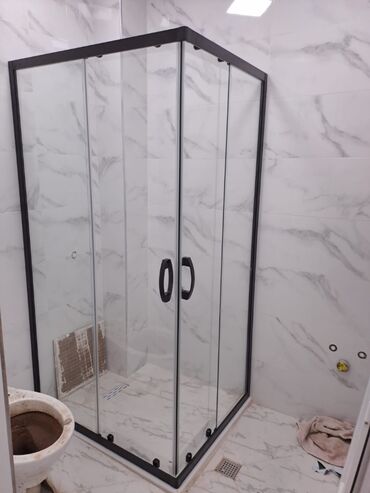 Duş kabinaları, arakəsmələr: 90×90olcude qara alminium profille 6mm temperli suse kombinasiyasi — 14