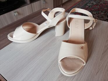 meray kee обувь: Босоножки лаковые, 3 9 разм., обувались 1 раз. Высота каблука 7 см