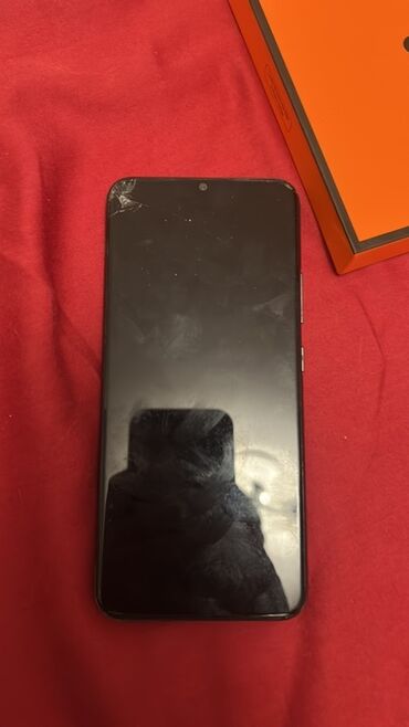 İnformatika: Ekranın yuxarı sol küncündə çat olan qara rəngli smartfon. Cihazın