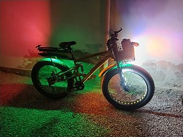 velsiped: Fatbike dağ velosipedi. 26 4x – tam avadanlıqlı, işıqlarla və səbətlə — 4