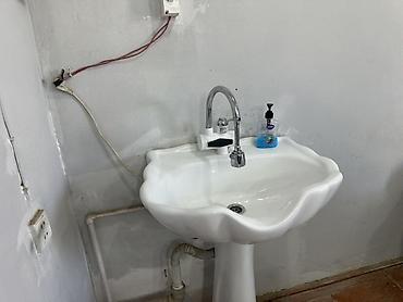 Salon, tibbi mebel: Berber mebeli stolu ve tokla isti su gelen uvanlik satilır — 5