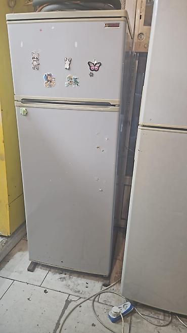 İki qapılı soyuducu - Üst qapı: dondurucu bölməsi - Alt qapı: soyutma