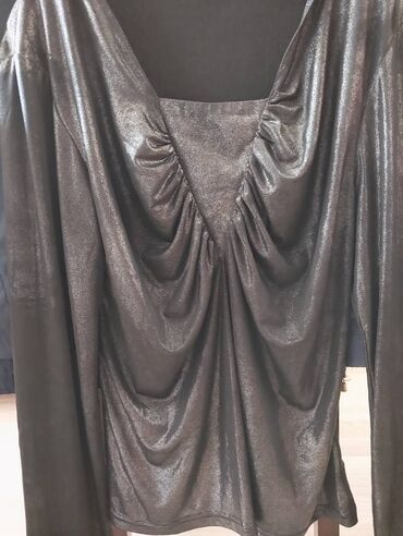 вешалка в прихожую с зеркалом: Нарядная блуза темного серебристого цвета. В отличном состоянии