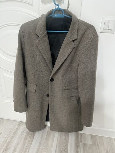 Пальто: Цена все Коньки- размер 37 Две детские шапки Мужская куртка 48-50