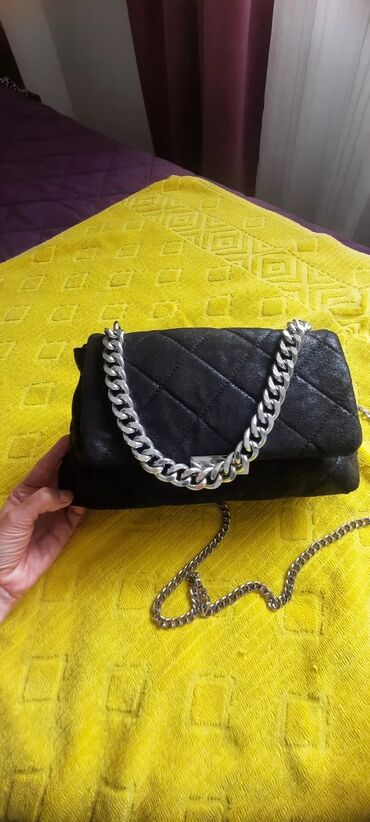 lanena: Prelepa crna torbica koja blago presijava, sa dužim I kraćim