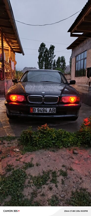 май жуаз: Автомобиль BMW 7 серии в кузове E38. Представлен в черном цвете
