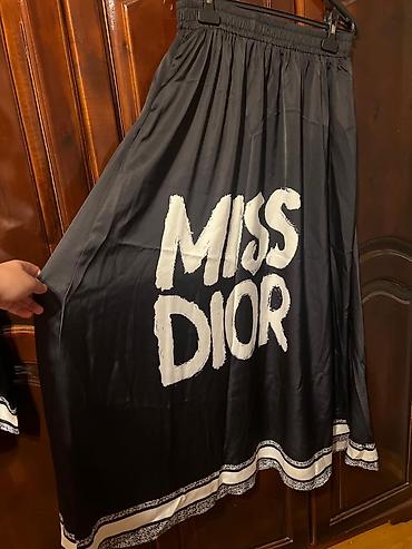 Костюмы: Qadın dəst – köynək və ətək, “MISS DIOR” yazılı - Rəng: qara, ağ yazı — 4