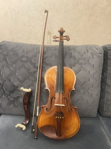 Skripkalar: Skripka dəsti - 4/4 ölçülü skripka (tam ölçü). Qızılı-qəhvəyi lütye — 2