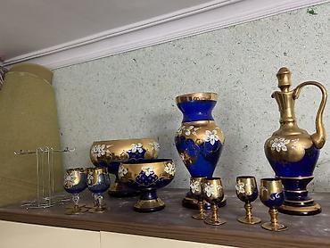 Kobalt mavi şüşədən hazırlanmış zərif qraf və qədəh dəsti