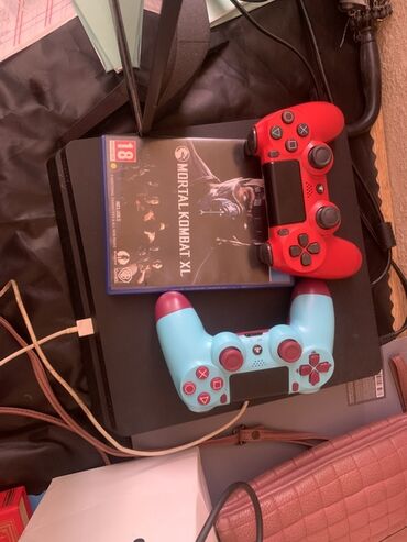 игры для playstation 2: Игровая консоль Sony PlayStation 4 в черном цвете, предлагающая