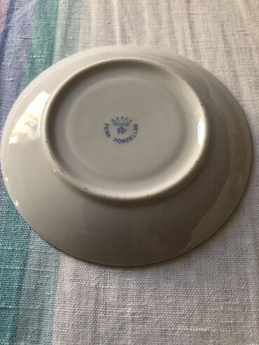 Kompleti posuđa: Od finog starog porcelana dve tacne bez šoljica, jedna šoljica sa — 8