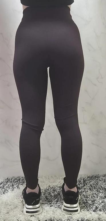 Helanke, biciklistički šortsevi: Ženske helanke tamne boje sa rebrastom teksturom. Karakteriše ih visok — 3