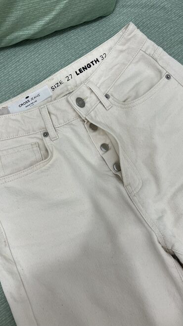 женские джинсы левайс: Джинсы и брюки, цвет - Белый, Б/у