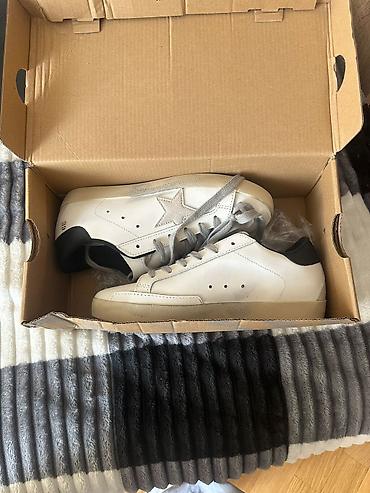 ağ krasofka: Məhsul: Goldengoose ayaqqabısı Təsvir: - Rəng: Ağ üstlük, boz detallı — 2