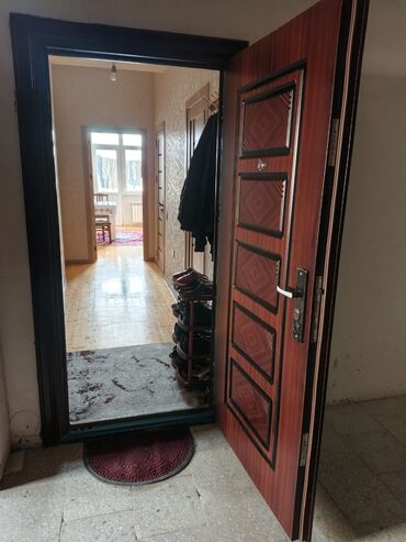 Mağazalar: Bina 28 may küçəsində yerləşir Ev binanın 3 cü mərtəbəsində yerləşir — 11