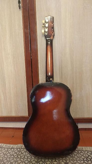 gitara capo: Akkustik gitara – klassik korpus, tünd qəhvəyi sunburst lak örtüyü — 2