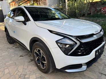 спортивный мотоцикл: Белый кроссовер Kia Sportage с современной оптикой и характерной