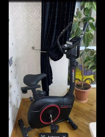Velotrenajorlar: Qara rəngdə, Hammer Cardio T3 markalı велотренажер. Məşq zamanı