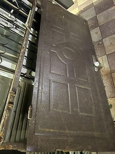 2ci el qapi: Metall giriş qapısı 
Islenmisdir Normal Qapidir 
En 90 
Hun 2.05 — 5