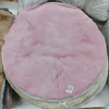 plisane pantalone: Okrugli plisani tepih
Oko 1m
3000din
Dostupne boje
Siva, bez, roza