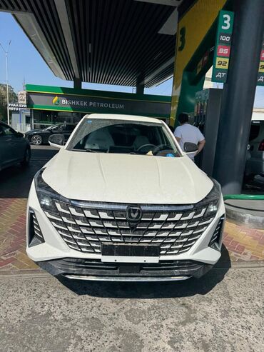 электромобили из китая: Белый седан Changan UNI-V с характерной радиаторной решеткой и