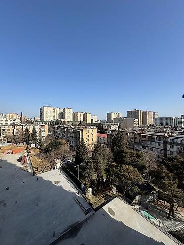 Uzunmüddətli kirayə mənzillər: Mərtəbə:6/14 Sahə:52 kv Otaq: 2 (düzəlmə) İnşaatçılar Metrosunun düz — 9