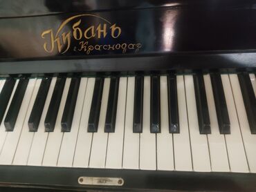 цифровое пианино kawai: Черное пианино "Кубань" с классическим дизайном. Инструмент оснащен