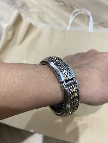 Bijuteriya dəstləri: Qolbaq dəsti - Model 1: Gümüşü rəngdə sərt qolbaq, üst hissəsi xırda — 7