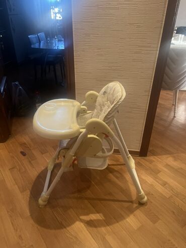 Uşaqlar üçün bu yığcam yemək stulu yemək zamanı balacaların