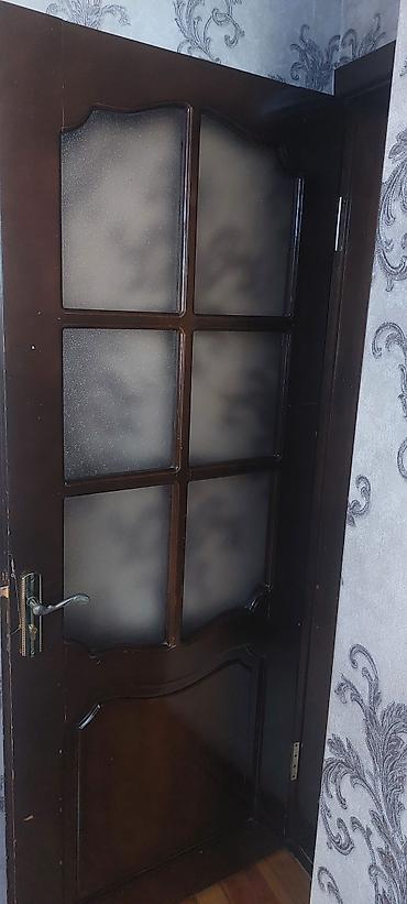 Taxta interyer qapısı – şüşəli dizayn - Material: kütləvi taxta (tünd