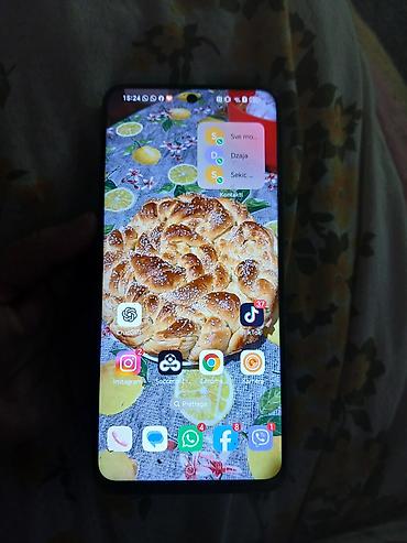 netbook prodaja: Pametni telefon sa dvostrukom zadnjom kamerom i ekranom sa rupicom za — 2
