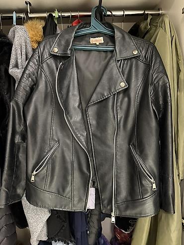 Qara rəngdə motosiklet üslublu qadın gödəkçəsi. - Material: süni