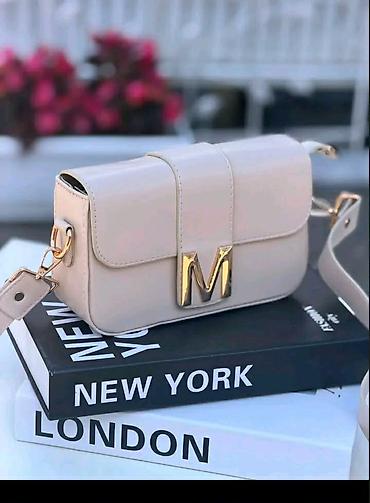 ranac real madrid: Nove boje torbica - MONA
Cena torbe 3.200 din 
Dimenzije 22×11cm — 5