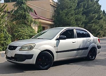 Kia: Kia Rio sedan (gümüşü rəng). Kompakt və sərfəli şəhər avtomobili — 5