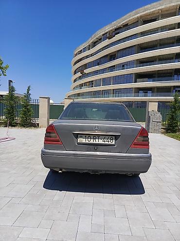 e39 guzgu: Mercedes-Benz C-Sinif sedan (W202). Rəng: boz. Kuzov 4 qapılı, klassik — 3