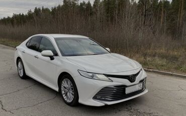 смёрка машина: Белый седан Toyota Camry с четырьмя дверями, разработанный для