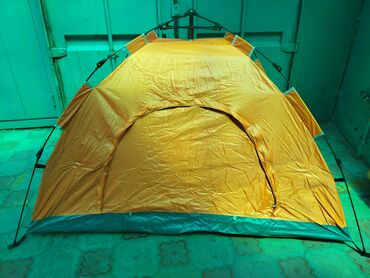 палатка одноместная: На два человека,есть на трёх человек,и на четверых