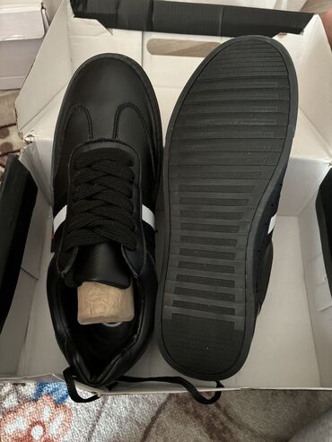 черная обувь: 1200