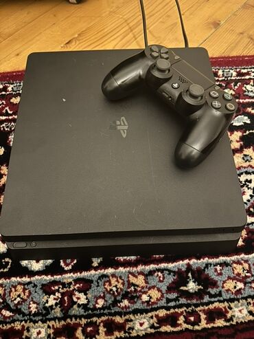 PS4 (Sony Playstation 4): Sony PlayStation 4 Slim oyun konsolu - Model: PS4 Slim (qara) - Üst