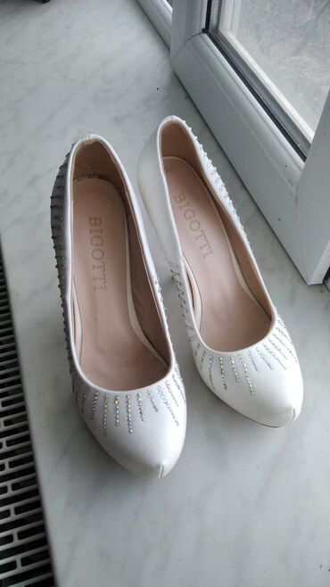 женские классические туфли на танкетке: Туфли, Размер: 38, цвет - Белый, Б/у