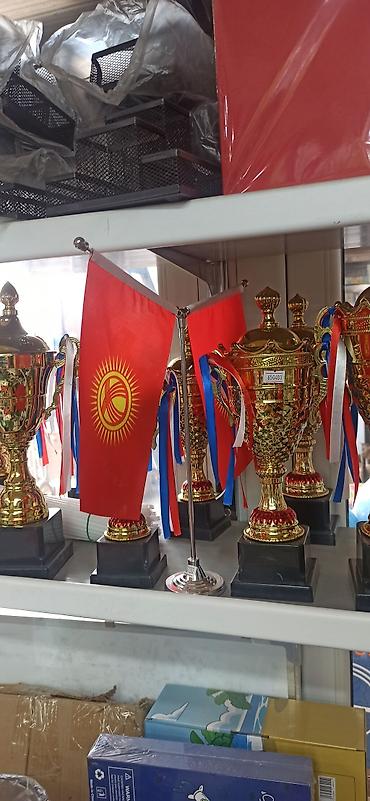 американский флаг: Элегантная настольная подставка для флагов, выполненная в золотистом — 9