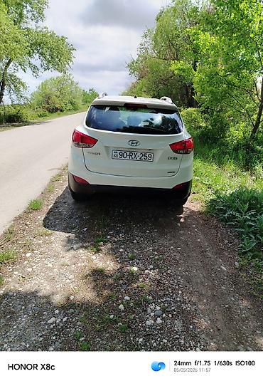 hyundai ıx35: Hyundai ix35, ağ rəngli, 5 yerlik kompakt SUV. Mühüm xüsusiyyətlər: - — 2