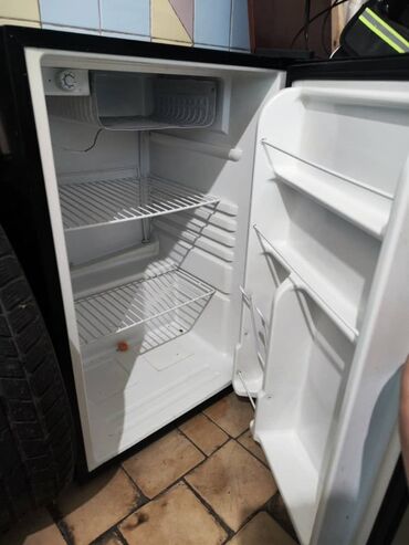 холодильник настольный: Не рабочий Мини-холодильник с морозильной камерой - Компактный